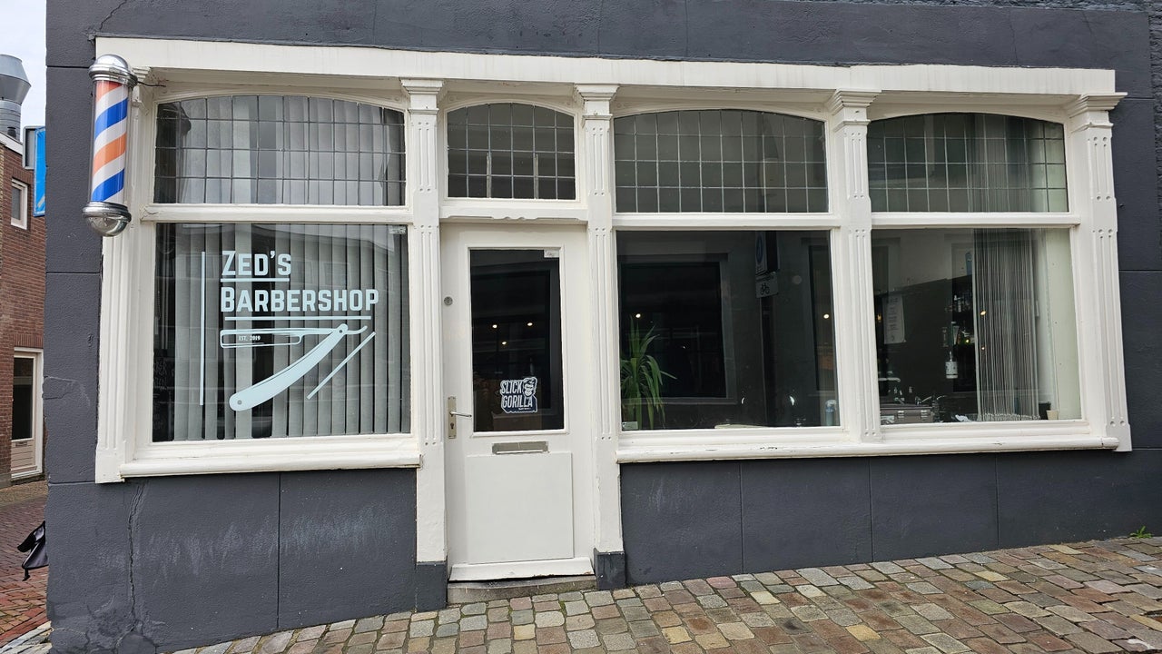 De winkelpui van Zed's Barbershop met barberpaal aan de Opril Beestenmarkt