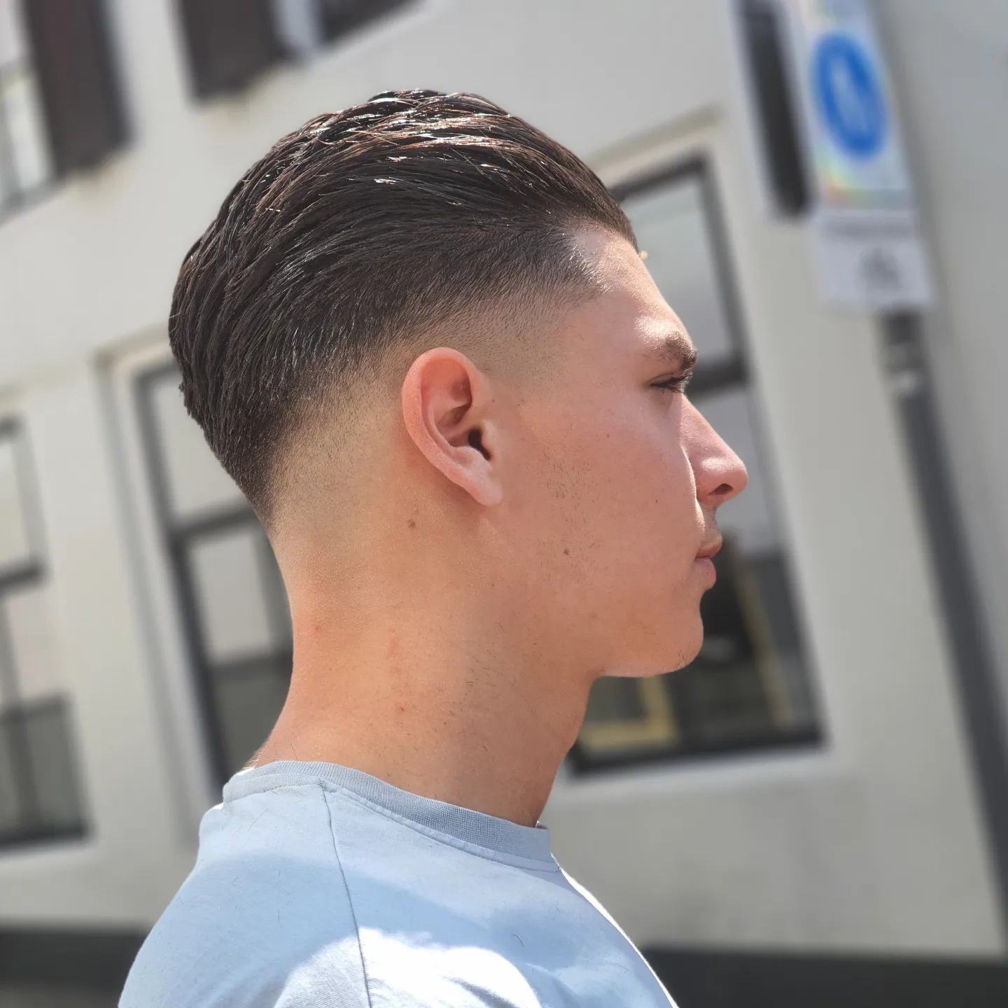 Achterovergekamd haar met een lage fade